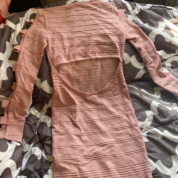 2b Bebe light pink cutout dress. Size: M - Picture 3 of 3